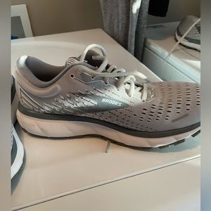 Women’s Grey Brooks Ghost 13 Running Shoes- great condition!